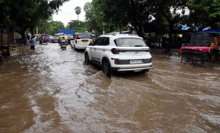 सोमवार की देर रात भी पटना में तीन से चार घंटे तक जमकर बारिश हुई और दोपहर में भी बारिश हुई है, दो दिन की बारिश के बाद स्मार्ट सिटी का दावा करने वाले नगर निगम की पोल खुल चुकी है.