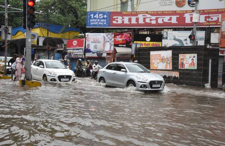 कदम कुआं, जनक किशोर रोड, नवल किशोर रोड, भट्टाचार्य रोड में दुकानों के किनारे एवं कई गलियों में जलजमाव है. आने- जाने के लिए एक से दो फिट पानी से गुजरना पड़ है. वही तंग गलियों में और ज्यादा खराब स्थिति है.