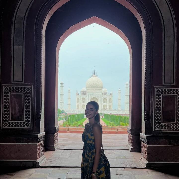 हिंदी सिनेमा जगत की मशहूर अदाकारा अनन्या पांडे ने आज सुबह अपनी कुछ बेहतरीन तस्वीरें सोशल मीडिया पर शेयर की. अब एक्ट्रेस का ये पोस्ट वायरल हो गया है. इसके साथ ही अनन्या के इन तस्वीरों पर लाइक्स और कॉमेंट्स का सिलसिला थमने का नाम नहीं ले रहा है.