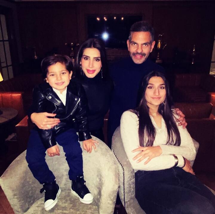 प्रिया सचदेव कपूरने काही काळ जाहिरात आणि बॉलिवूडमध्ये काम केलं आहे. संजय कपूर यांचा इंग्लंडमध्ये पोलो मॅचदरम्यान हृदयविकाराच्या झटक्याने मृत्यू झाला. त्यांच्या निधनानंतर एक महिन्याने, त्यांच्या आई राणी कपूर यांनी सोना कॉमस्टार कंपनीच्या बोर्डाला एक पत्र लिहिलं.