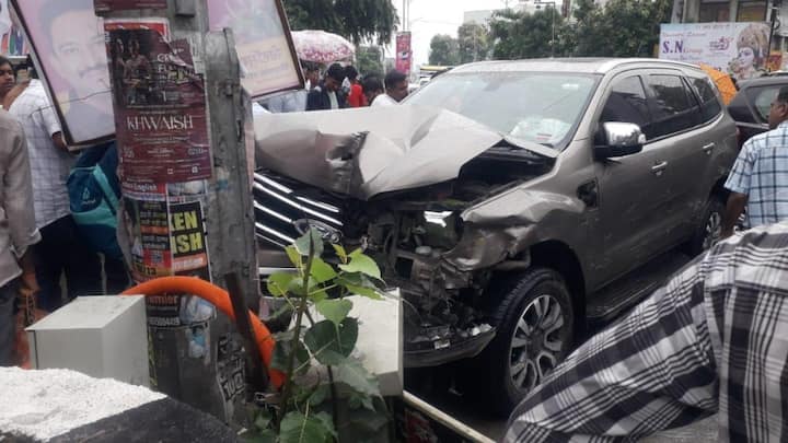 बुलेट व रिक्षाचालकाला तातडीने  रुग्णालयात दाखल करण्यात आलं आहे. या अपघातामुळे परिसरात एकच खळबळ उडाली.