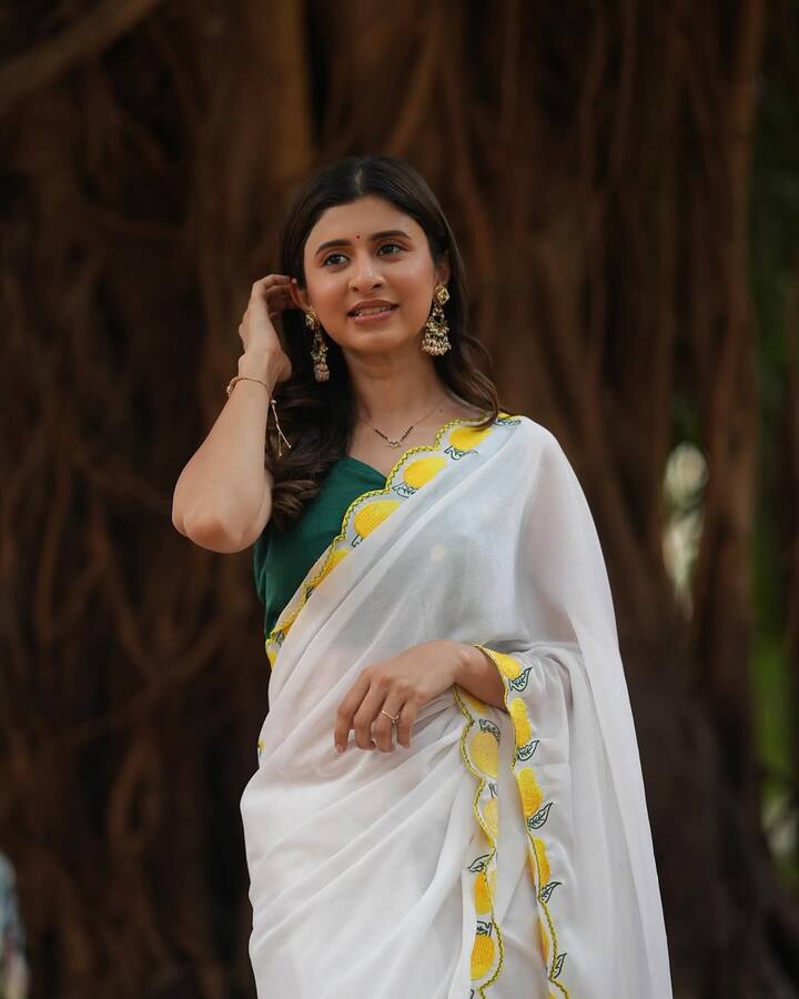 मराठी सिनेसृष्टीत म्हणावी अशी प्रतिभा दाखवता आलेली नसली तरी अंकिता वालावलकर हिने दोन गाण्यांमध्ये काम केलंय.