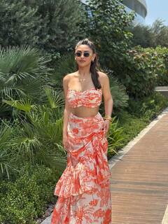 ऑफ शोल्डर ड्रेस और आंखों पर चश्मा... दुबई में क्रिस्टल डिसूजा का स्टनिंग अवतार