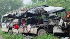 Deoghar Road Accident: झारखंड के देवघर में भीषण हादसा, बस और ट्रक में हुई टक्कर, 6 श्रद्धालुओं की मौत