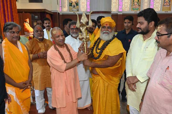 वहीं यह भी स्पष्ट किया है कि जिस भी रूट पर प्रधानमंत्री का काफिला गुजरे राहगीरों को किसी भी प्रकार की कोई असुविधा नहीं होनी चाहिए. इस बात का खास ध्यान रखें.