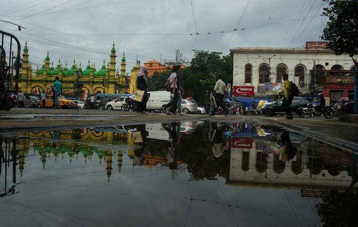 উত্তর বাংলাদেশে ঘূর্ণাবর্ত। সক্রিয় মৌসুমী অক্ষরেখা পুরুলিয়ার ওপর দিয়ে উত্তর-পূর্ব বঙ্গোপসাগর পর্যন্ত বিস্তৃত। তার প্রভাবে আজ ভারী বৃষ্টির সতর্কতা রয়েছে দক্ষিণ ২৪ পরগনা, হাওড়া, হুগলি, পশ্চিম মেদিনীপুর, পশ্চিম বর্ধমান এবং বাঁকুড়া জেলায়।