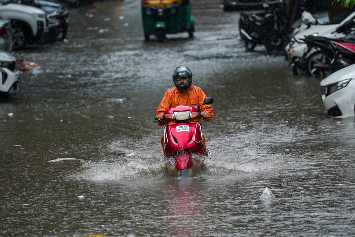 आज कामकाज वाले लोगों के लिए सप्ताह का दूसरा दिन है. सभी रोजाना की तरह आज भी रमेश अरोड़ा समेत हजारो लोग अपने घरों से ऑफिस जाने के लिए इस भरोसे निकले की मौजदा 4 इंजिन की सरकार ने चुनाव के समय और सरकार बनने के बाद दाबा किया था कि इस बार बारिश के बाद सड़कों पर जल -जमाव नही होगी, लेकिन सभी को निराशा हाथ लगी.