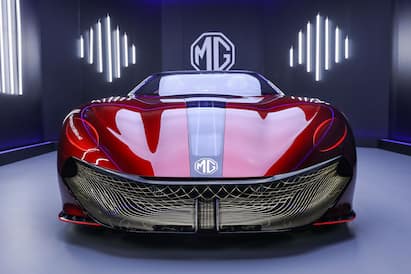 MG Cyberster भारतात लाँच झाली आहे ही कार एक इलेक्ट्रिक सुपर कार आहे तिचे मुख्य वैशिष्ट्य म्हणजे तिचा वेग आणि रेंज , ही कार इतर प्रीमियम कारशी सर्वात मोठी स्पर्धा असेल.