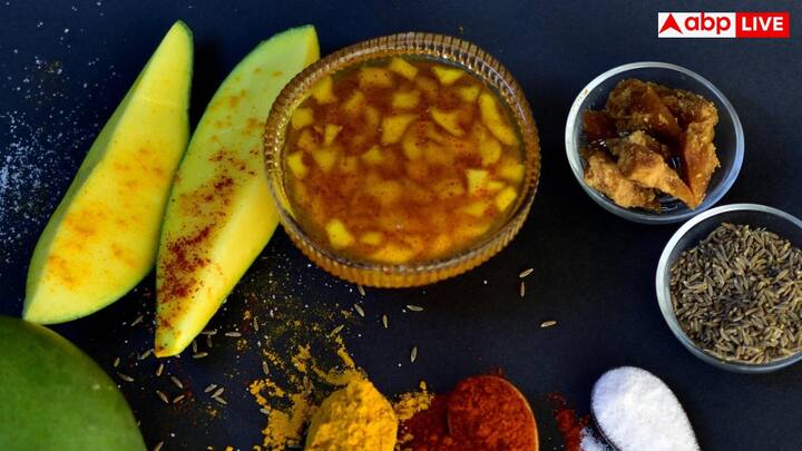 खाने में अगर अचार मिल जाए तो खाने का स्वाद बढ़ जाता है, चलिए, आपको उन 4 अचार के बारे में बताते हैं जिनको आप आसानी से घर पर बना सकते हैं और यह खाने में भी स्वादिष्ट होगा.