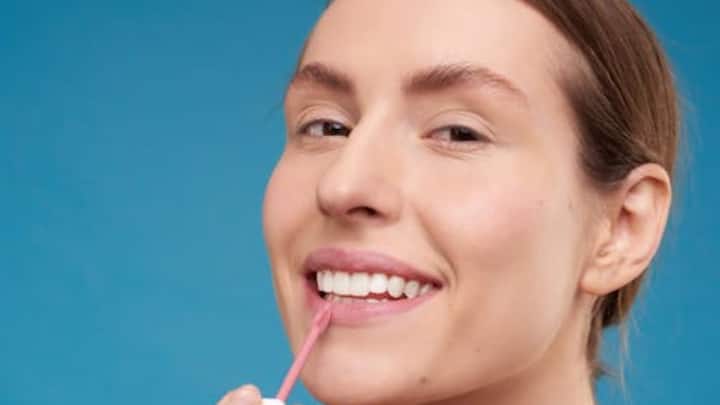 In this case, more than 1200 real diamonds are held. Apart from this, if someone buys this lipstick, then lifetime refill and beauty service is also available.