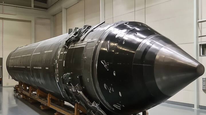 यह इतना बड़ा है कि किसी भी रूसी परमाणु बॉम्बर में फिट नहीं हो सकता है. जब इसका परीक्षण हुआ था तो विस्फोट स्थल से 1000 मील से ज्यादा दूर नॉर्वे और फिनलैंड में कई मकानों की खिड़कियां टूट गई थीं.