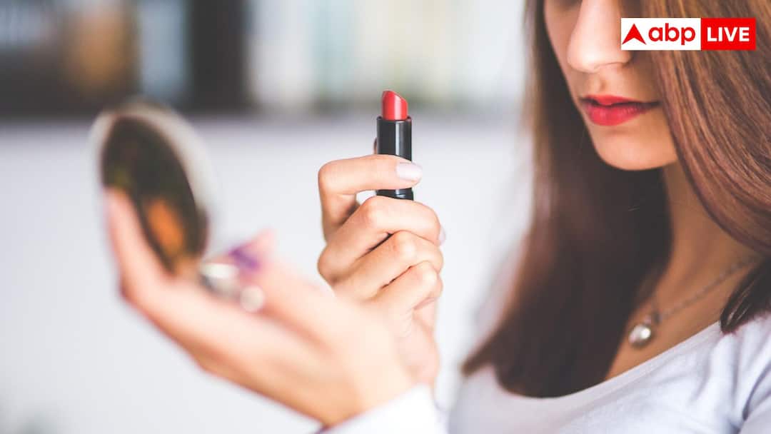 Is it safe to wear lipstick every day according to dermatologists World Lipstick Day: रोजाना लिपस्टिक लगाना कितना सुरक्षित है? जानें एक्सपर्ट की राय