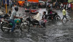 Photos: सुबह से हो रही झामझम बारिश में दिल्ली की सड़कें बनीं दरिया, 15 मिनट के रास्ते पर डेढ़ घंटे का जाम