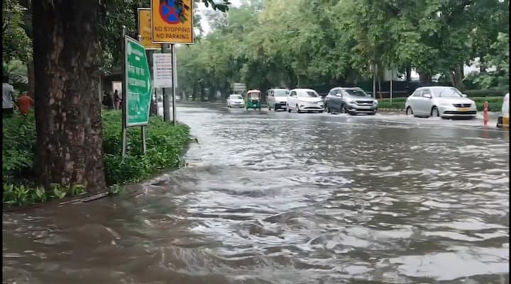 जलजमाव की दूसरी तस्वीर दिल्ली के सबसे सुरक्षित इलाके लुटियन जोन की है. ये नजारा है नई दिल्ली की फ़िरोजशाह रोड का, जहां सांसद और विधायक समेत कई अन्य कई पार्टियों के ऑफिस हैं. तस्वीर में देख सकते हैं कि किस तरह सड़क पूरी तरह से बारिश के जमा हुए पानी से लबालब भरा हुआ है.