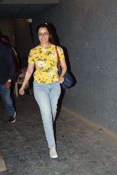 कैजुअल आउटफिट में क्यूट दिखीं श्रद्धा कपूर, तो दिशा पटानी ने डीपनेक टॉप में बिखेरा फैशन का जलवा