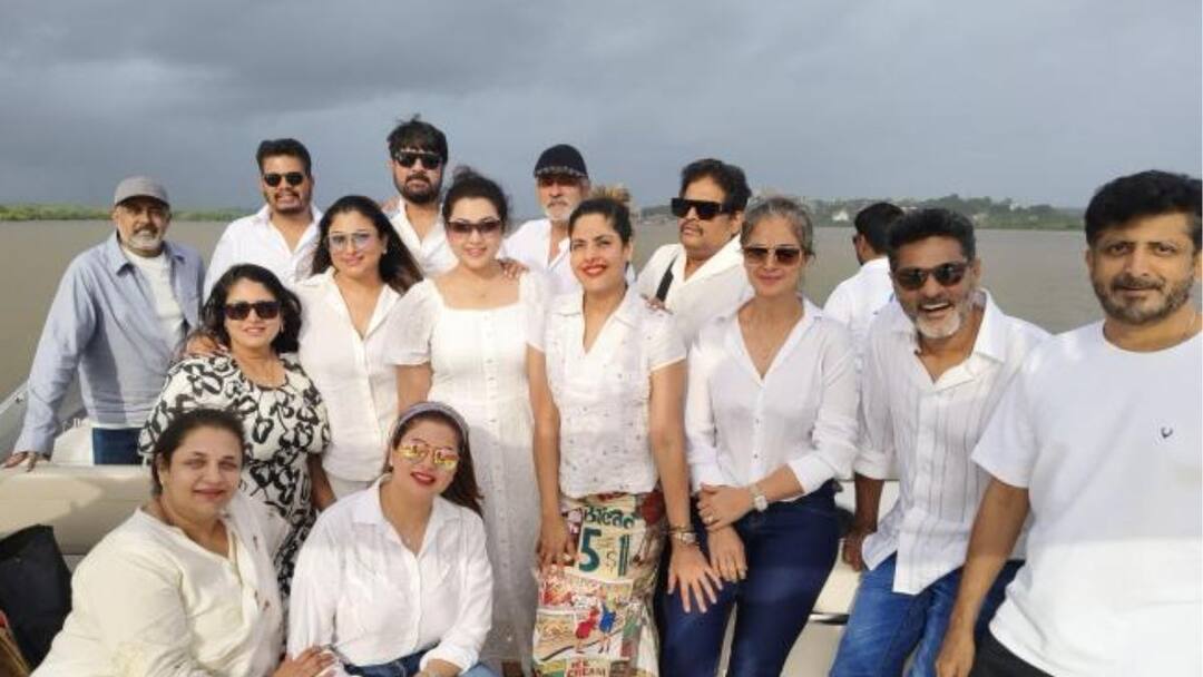 90 heroines and hero directors meet in goa viral picture கோவாவில் கும்மாளம் அடித்த 90ஸ் நட்சத்திரங்கள்.. நடனம் ஆடிய நடிகைகள்.. வைரல் வீடியோ