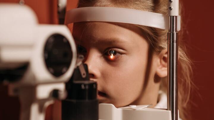 आजकालचा बहुतांश वेळ आपण मोबाईल, लॅपटॉप किंवा टिव्ही स्क्रीनकडे बघण्यात घालवतो.