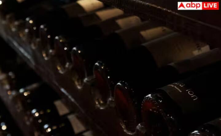 ਲੋਕ ਅਕਸਰ ਕਹਿੰਦੇ ਹਨ ਕਿ ਵਾਈਨ ਦਿਲ ਲਈ ਚੰਗੀ ਹੁੰਦੀ ਹੈ। ਕਈ ਅਧਿਐਨਾਂ ਨੇ ਇਹ ਵੀ ਦਿਖਾਇਆ ਹੈ ਕਿ ਸੀਮਤ ਮਾਤਰਾ ਵਿੱਚ ਵਾਈਨ ਸਿਹਤਮੰਦ ਹੋ ਸਕਦੀ ਹੈ, ਪਰ ਸੱਚਾਈ ਕੀ ਹੈ? ਸਪੇਨ ਵਿੱਚ ਕੀਤੇ ਗਏ ਇੱਕ ਅਧਿਐਨ ਦੇ ਅਨੁਸਾਰ, ਜੇਕਰ ਤੁਸੀਂ ਮੈਡੀਟੇਰੀਅਨ ਖੁਰਾਕ ਲੈਂਦੇ ਹੋ ਅਤੇ ਹਰ ਰੋਜ਼ ਅੱਧਾ ਤੋਂ ਇੱਕ ਗਲਾਸ ਵਾਈਨ ਪੀਂਦੇ ਹੋ, ਤਾਂ ਦਿਲ ਦੇ ਦੌਰੇ ਅਤੇ ਸਟ੍ਰੋਕ ਦਾ ਖ਼ਤਰਾ ਲਗਭਗ 50 ਪ੍ਰਤੀਸ਼ਤ ਘੱਟ ਸਕਦਾ ਹੈ।