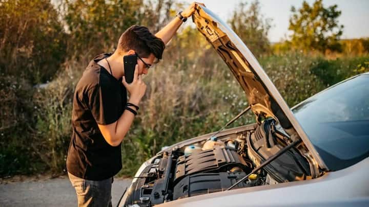 Car Insurance: కొన్ని కంపెనీలు మీకు బ్రేక్డౌన్ అసిస్టెన్స్ లేదా ఆన్-స్పాట్ రిపేర్ వంటి సౌకర్యాలను అందిస్తాయి. మీరు ఆ కవర్ తీసుకుంటే. అప్పుడు మీరు అక్కడే వెంటనే ఇన్సూరెన్స్ క్లెయిమ్ పొందవచ్చు. మీ పాలసీలో అలాంటి సౌకర్యం ఉందా లేదా అనేది కానీ ముందుగా మీరు తెలుసుకోవాలి.