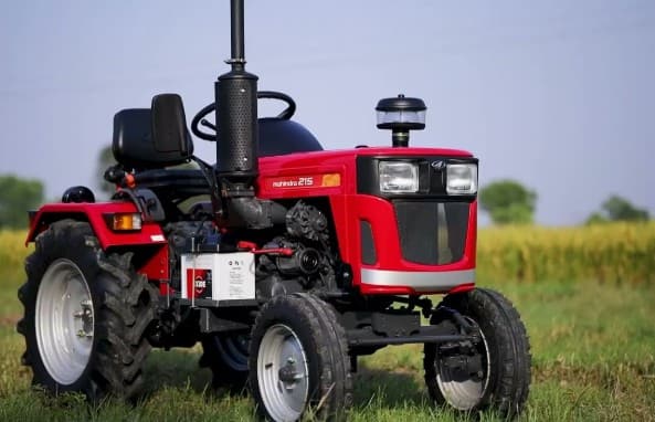 Mahindra Yuvraj 215 NXT ਮਹਿੰਦਰਾ ਦਾ ਯੁਵਰਾਜ 215 NXT ਇੱਕ ਮਿੰਨੀ ਟਰੈਕਟਰ ਹੈ ਜੋ 15HP ਦੇ ਨਾਲ ਆਉਂਦਾ ਹੈ। ਇਸ ਵਿੱਚ 1 ਸਿਲੰਡਰ 863.55cc ਇੰਜਣ ਹੈ। ਇਸਦੇ ਗਿਅਰਬਾਕਸ ਵਿੱਚ 6 ਫਾਰਵਰਡ + 3 ਰਿਵਰਸ ਗੀਅਰ ਹਨ। ਇਹ ਇੱਕ 2WD (ਵ੍ਹੀਲ ਡਰਾਈਵ) ਟਰੈਕਟਰ ਹੈ। ਇਹ ਮਿੰਨੀ ਟਰੈਕਟਰ ਛੋਟੇ ਖੇਤਾਂ ਲਈ ਇੱਕ ਚੰਗਾ ਵਿਕਲਪ ਹੈ। ਇਸਦੀ ਕੀਮਤ 3.30 ਲੱਖ ਰੁਪਏ ਤੋਂ 3.50 ਲੱਖ ਰੁਪਏ ਤੱਕ ਹੈ। ਇਹ ਛੋਟੇ ਖੇਤਾਂ ਲਈ ਇੱਕ ਚੰਗਾ ਵਿਕਲਪ ਸਾਬਤ ਹੋ ਸਕਦਾ ਹੈ।