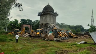 श्रावस्ती में अवैध मजार पर चला प्रशासन का बुलडोजर, पुलिस बल की मौजूदगी में हुई कार्रवाई