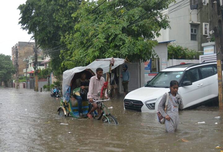 सोमवार को पटना जंक्शनऔर करबिगहिया इलाके में काफी जलजमाव  था,  लेकिन जल की निकासी कर दी गई है. हालांकि जलजमाव को लेकर नगर विकास विभाग एक्टिव मोड में है.