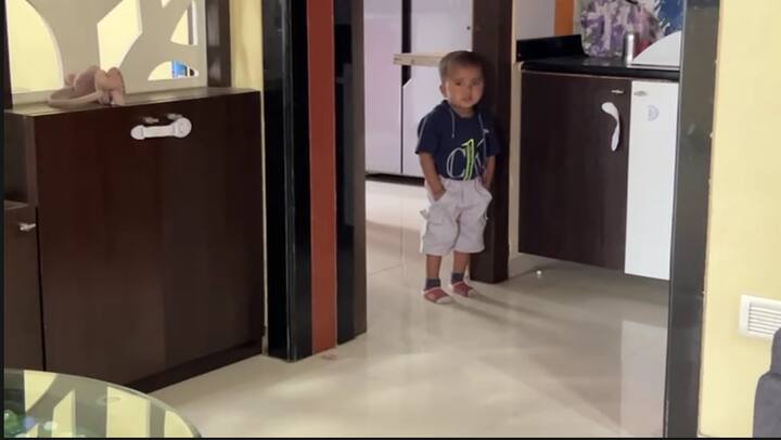 ध्रुव केवळ दोन वर्षांचा असतानाही विविध देशांचे राष्ट्रध्वज ओळखतो, मराठी आणि इंग्रजी महिन्यांची नावे सांगतो, श्लोक, भजन म्हणतो, आकृतींची ओळख पटवतो आणि पियानोच्या सुरांतून धून वाजवतो.