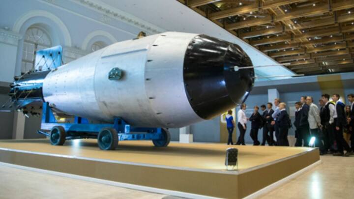 यह बम इतना शक्तिशाली है कि पूरे के पूरे शहर को मिट्टी में मिला सकता है. इसका परीक्षण अब तक का सबसे शक्तिशाली मानव निर्मित विस्फोट था, जिसमें से हिरोशिमा पर गिराए गए बम की अपेक्षा 3300 गुना ज्यादा ऊर्जा उत्पन्न हुई थी.