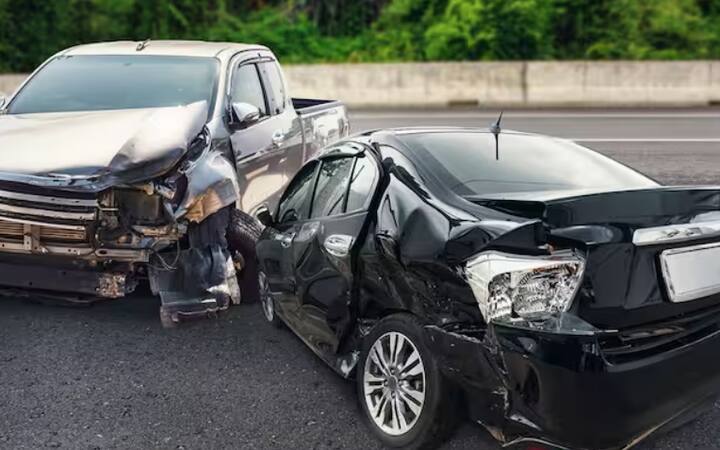 ਜੇਕਰ ਗੱਡੀ ਅਚਾਨਕ ਸੜਕ 'ਤੇ ਬੰਦ ਹੋ ਜਾਵੇ, ਤਾਂ ਮਨ ਵਿੱਚ ਇਹ ਸਵਾਲ ਆਉਂਦਾ ਹੈ ਕੀ ਕਰਨਾ ਹੋਵੇਗਾ। ਅਜਿਹੀਆਂ ਸਥਿਤੀਆਂ ਵਿੱਚ ਬਹੁਤ ਸਾਰੇ ਲੋਕ ਡਰ ਜਾਂਦੇ ਹਨ। ਆਮ ਤੌਰ 'ਤੇ ਲੋਕ ਟੋਇੰਗ ਸਰਵਿਸ ਲੱਭਣ ਲੱਗ ਜਾਂਦੇ ਹਨ। ਕੁਝ ਲੋਕ ਸਿੱਧੇ ਕਾਰ ਸਰਵਿਸ ਸੈਂਟਰ ਨੂੰ ਕਾਲ ਕਰਦੇ ਹਨ। ਪਰ ਬਹੁਤ ਸਾਰੇ ਲੋਕਾਂ ਦੇ ਮਨ ਵਿੱਚ ਇਹ ਸਵਾਲ ਹੁੰਦਾ ਹੈ ਕਿ ਕੀ ਅਜਿਹੀ ਸਥਿਤੀ ਵਿੱਚ ਇੰਸ਼ੂਰੈਂਸ ਦਾ ਕਲੇਮ ਮਿਲ ਸਕਦਾ ਹੈ।