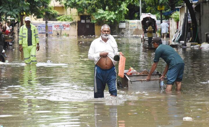 पटना शहरी क्षेत्र के सिर्फ पूर्वी इलाके नहीं पश्चिमी इलाके में भी जल जमाव की भयानक स्थिति बनी हुई है. पाटलिपुत्र के अधिकांश जगहों पर जलजमाव है, तो हज भवन के पास भी डेढ़ से 2 फीट जलजमाव की स्थिति बनी हुई है.