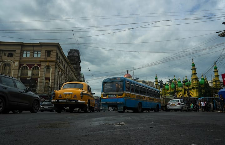 আগামীকালও দক্ষিণবঙ্গে ভারী বৃষ্টির পূর্বাভাস রয়েছে। বৃহস্পতিবার থেকে বৃষ্টি কমবে। উত্তরবঙ্গে কাল থেকে বৃষ্টি বাড়বে।