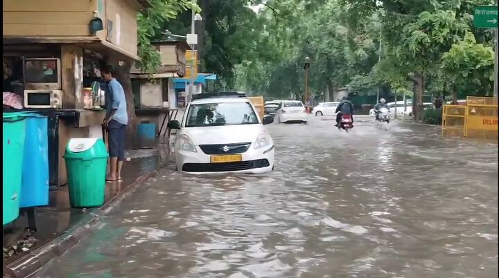 आज सुबह से झामझम बारिश के बाद जगह-जगह जलजमाव हे गया है. पहला नजारा राजधानी दिल्ली के बहुचर्चित जखीरा अंडरपास हैं. तस्वीर में देख सकते हैं कि किस तरह से इस अंडरपास में जलजमाव है. इसमें पैदल चलना तो दूर, कोई बाइक, कार या बस ट्रक भी नहीं गुजर सकती.