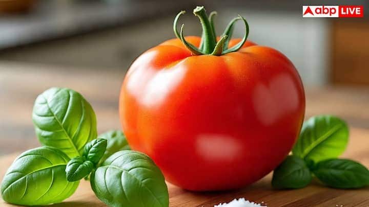 2. ટામેટાં: ટામેટાં પણ સ્વાસ્થ્ય માટે ઉત્તમ છે, પરંતુ તેમાં પણ એસિડનું પ્રમાણ નોંધપાત્ર હોય છે. રાત્રે તેનું સેવન કરવાથી પેટમાં બળતરા અને 'હાર્ટબર્ન' (છાતીમાં બળતરા) થઈ શકે છે, જેના કારણે ઊંઘ આવવામાં મુશ્કેલી પડી શકે છે.