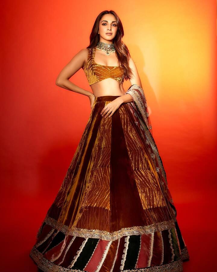इस डबल शेड फैब्रिक के लहंगे में एक्ट्रेस बहुत ही खूबसूरत नजर आ रही हैं. अपने लुक को पूरा करने के लिए उन्होंने हैवी नैकलेस कैरी किया हुआ है.