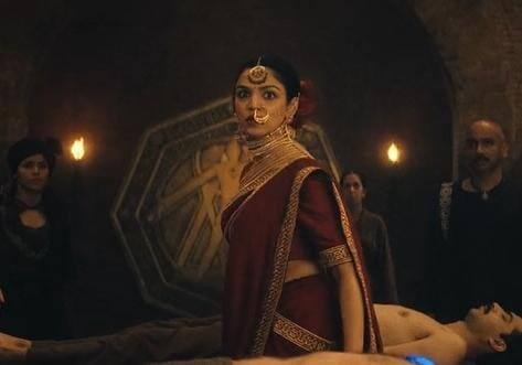 वो कलाकार हैं श्रिया पिलगांवकर. इस वेब सीरीज में उन्हें रुक्मिणी देवी के रोल में देखा जा रहा है. सीरीज में उनकी स्क्रीन टाइम कम ही रही लेकिन आपके छोटे से किरदार में उन्होंने लाइमलाइट अपने नाम कर ली है. आइए जानते हैं कौन हैं ये हसीना.