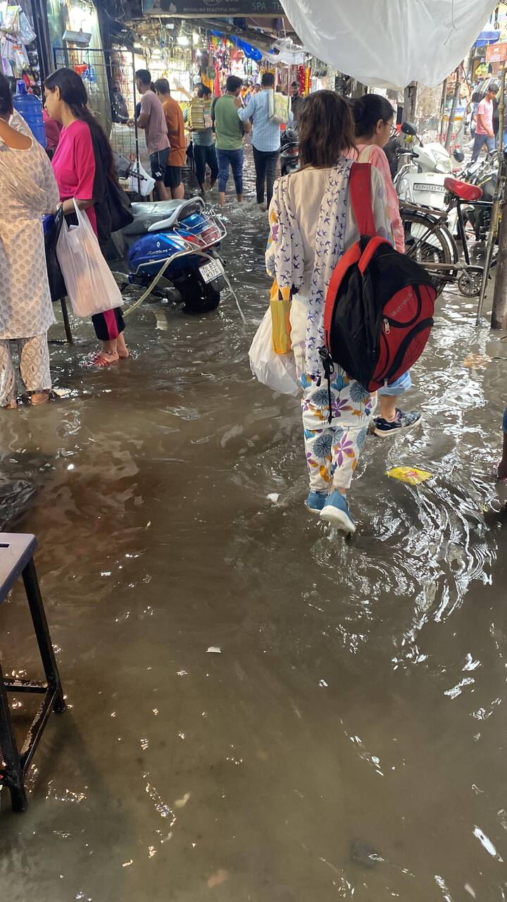 एक तो सदर बाजार विधानसभा और दूसरा बल्लीमारान, दोनों जल बोर्ड के अधिकारी एक दूसरे पर जिम्मेदारी डालकर अपना पीछा छुड़ाते रहते हैं जिससे आए दिन सदर बाजार में जलभराव की समस्या बढ़ती जा रही है इसको लेकर व्यापारियों में काफी रोष है.