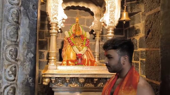 तुळजाभवानी मंदिर संस्थानकडून देवीच्या मंदिराचे पुरातत्व विभागाच्या मार्गदर्शनाखाली जीर्णोद्धाराचे काम सुरू आहे. त्यासाठी, हा निर्णय घेण्यात आला आहे. त्यामुळे, पुढील 10 दिवस भाविकांना मुखदर्शनच घेता येईल.