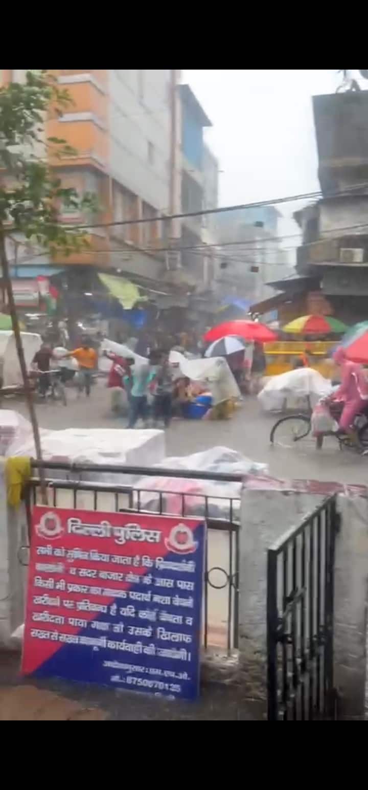 17वीं शताब्दी यानी मुगलकालीन बाजारों में से एक ये विश्वविख्यात सदर बाजार आज सुबह से लगातार रुक-रुक कर झमाझम हो रही बारिश के कारण पुरा सदर बाजार जलमग्न हो गया. तस्वीर में आप देख सकते हैं कि किस तरह लोग एक ओर झमाझम बारिश से बचते-बचाते मार्केट में प्रवेश करने की कोशिश कर रहे हैं तो वहीं दूसरी ओर लगातार बारिश से मार्केट में 4 फीट तक जमा पानी दुकानदार तक जाने देने के रुकावट पैदा कर रहा है.