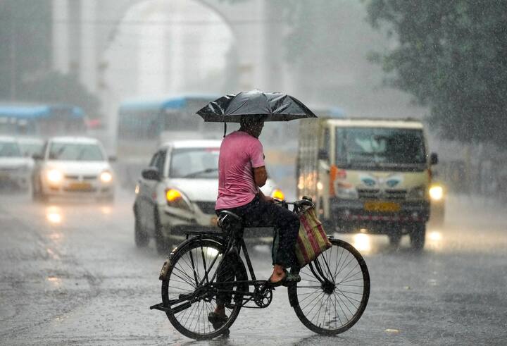 ছবি সূত্র- পিটিআই। আলিপুর আবহাওয়া দফতর সূত্রে খবর, বৃহস্পতিবার সন্ধের পর থেকে দক্ষিণবঙ্গে বৃষ্টির পরিমাণ কমার সম্ভাবনা রয়েছে। আংশিক মেঘলা আকাশ থাকবে এবং দু-এক জায়গায় কয়েক পশলা হালকা বৃষ্টির সামান্য সম্ভাবনা রয়েছে। 