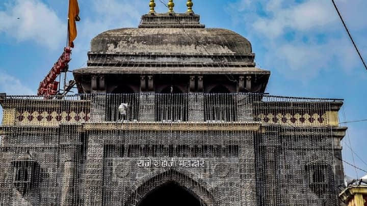 मंदिर संवर्धन करत असताना भिंतीवर केलेले ब्लास्टिंग चुकीचे असल्याची माहिती देत यापूर्वी संभाजीराजेंनी कामावर नाराजी व्यक्त केली आहे. त्यानंतर, आता पुरातत्व विभागाकडून पुन्हा काम सुरू करण्यात येत आहे.