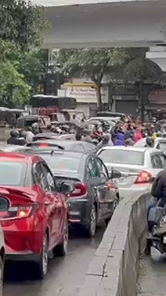 पुण्यातील सिंहगड रोडवर वाहनांच्या रांगा!