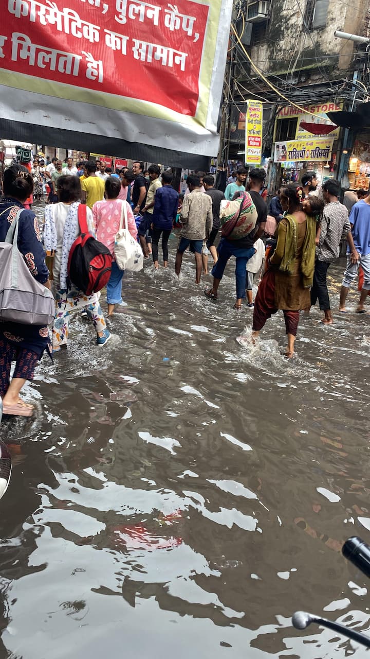 आपको बताते चलें कि आज बारिश के बाद हुए जलजमाव से सदर बाजार स्थित कुतुब रोड, तेलीवाड़ा, क्रॉकरी मार्केट, तोलिया वाली गली, रुई मंडी, गांधी मार्केट के साथ पान मंडी सबसे ज्यादा प्रभावित हुआ. फेडरेशन के आरोप 100 साल पुराना ड्रेनेज सिस्टम पुरी तरह से जर्जर हो चुका है ध्वस्त हो चुका है. सदर बाजार की मुख्य मार्केट जल बोर्ड विभाग के दो हिस्सों में आती है.