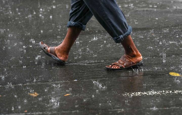 ছবি সূত্র- পিটিআই। বৃহস্পতিবার আলিপুরদুয়ার, কোচবিহার, দক্ষিণ দিনাজপুরে ভারী বৃষ্টির সতর্কতা দিয়েছে হাওয়া অফিস। সব জেলাতেই বিক্ষিপ্ত ভাবে বজ্রবিদ্যুৎ-সহ হালকা থেকে মাঝারি বৃষ্টি হতে পারে। 