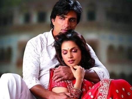 Absolutely different from his serious roles, in 'Ek Vivah ... Aisa Aisa', Sonu Sood played the role of a cute and sensible person named Chander who supports his fiance at every turn. His emotional performance in the role of a dedicated lover exposed his soft side and acting range.