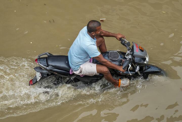 WB Weather Forecast: আপাতত বিক্ষিপ্তভাবে ভারী বৃষ্টি হবে উত্তরবঙ্গের জেলাগুলিতে। শনিবার থেকে সোমবার প্রবল বৃষ্টির আশঙ্কা উত্তরবঙ্গে। বাড়বে নদীর জলস্তর। পার্বত্য এলাকায় নামতে পারে ধস।