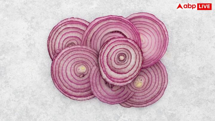 यह अचार सिर्फ एक दिन में तैयार हो जाता है. प्याज का यह अचार खाने में चटपटा और मजेदार लगता है, खासकर रोटी या पराठे के साथ.