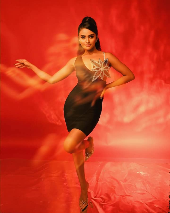 સોશિયલ મીડિયા અને ઈન્સ્ટાગ્રામ સ્ટાર નિશા ગુરગેન તેના બોલ્ડ અંદાજને લઈ સોશિયલ મીડિયા પર સતત ચર્ચામાં છે. નિશા ગુરગેને તેના લેટેસ્ટ ફોટોશૂટની તસવીરો શેર કરી છે. નવા લૂકમાં એક્ટ્રેસ બ્લેક લૂકમાં કાતિલ પોઝ આપતી જોવા મળી રહી છે.