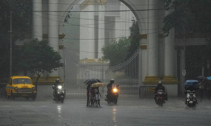 ছবি সূত্র- পিটিআই। আপাতত বিক্ষিপ্তভাবে ভারী বৃষ্টি হবে উত্তরবঙ্গের জেলাগুলিতে। শনিবার থেকে সোমবার প্রবল বৃষ্টির আশঙ্কা উত্তরবঙ্গে। বাড়বে নদীর জলস্তর। পার্বত্য এলাকায় নামতে পারে ধস।