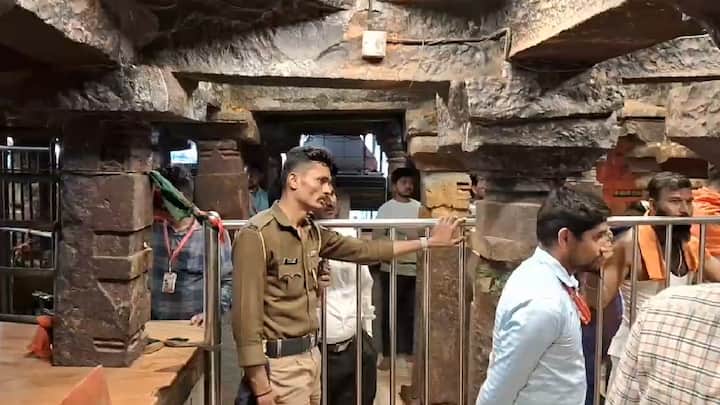 मंदिर प्रशासनाच्या या निर्णयामुळे भाविकांची गैरसोय होणार असली तरी, 1 ते 10 ऑगस्ट या कालावधीत भाविकांना देवीचं फक्त मुखदर्शन घेता येणार आहे.