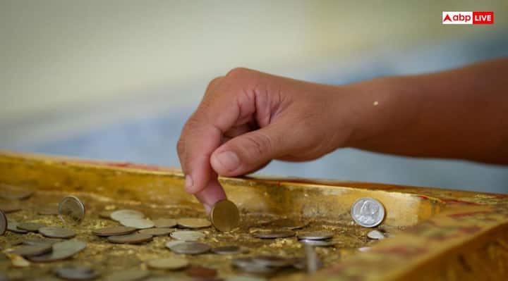 Along with 1 rupee, it is also auspicious to get 2, 5 or 10 rupees from the eunuch. But keep in mind that, should not ask for money from the eunuch. If the eunuch gives you money on his own free will, then it gets auspicious results. Because there is never a benefit from the work done in greed and greed.